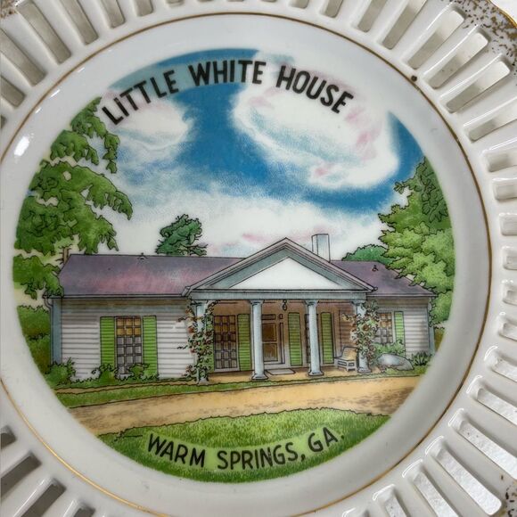 Vintage Little White House Gold Trim Ceramic Decorative Plate Warm Springs GA - Picture 2 of 7